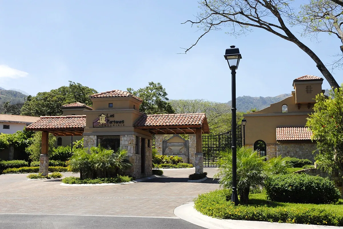 Los Portones